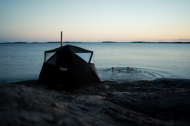 Sauna telt med brændeovn ved vandet i skumringstime