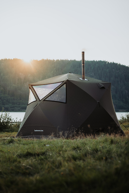 Saunatelt på eng ved skov